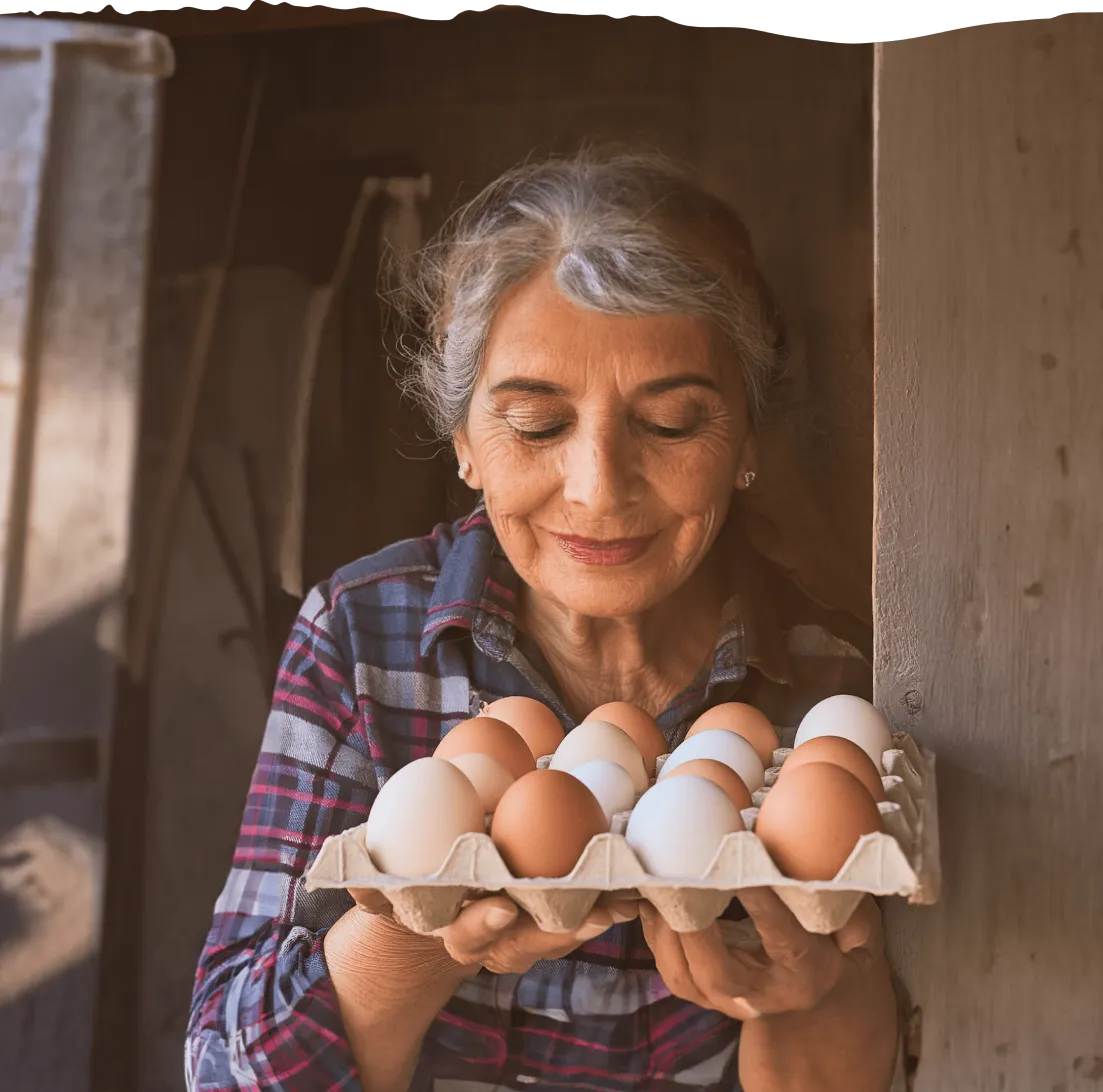 Agricultora sosteniendo un carton de huevos frescos